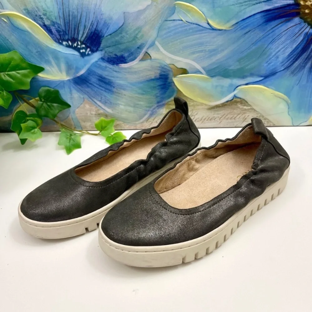 Vionic Uptown Leather Ballet Flat Round Toe Slip On in Gray Size 6